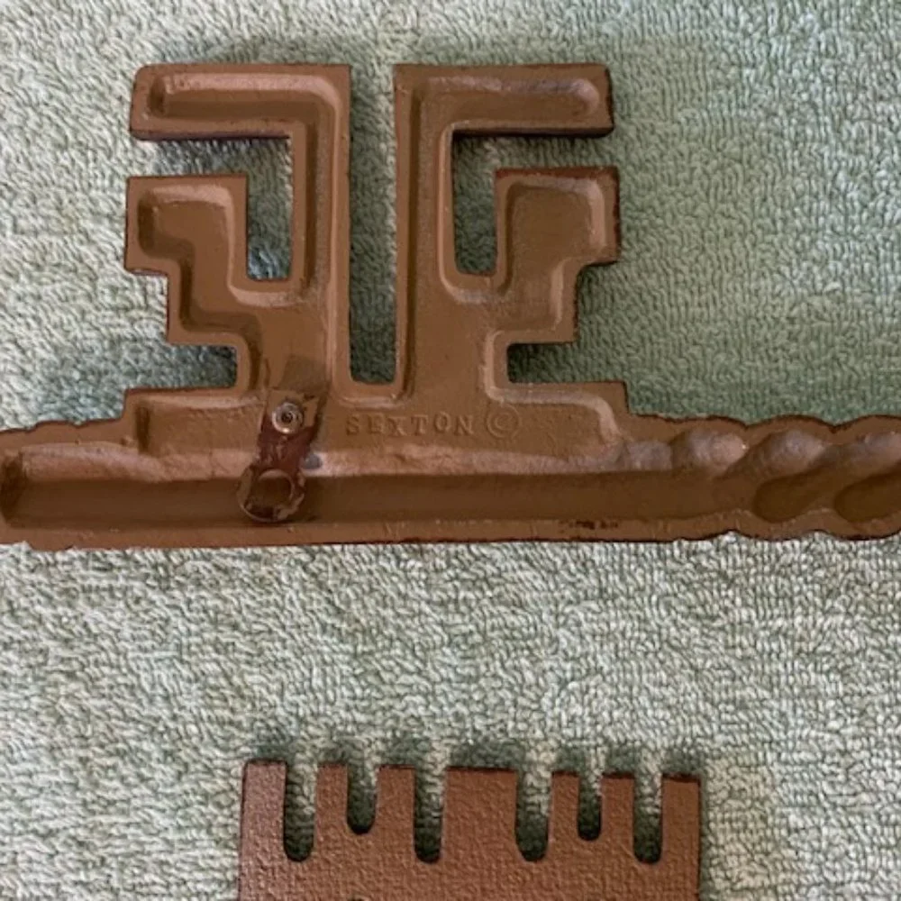 2 Vintage Metal Sexton Metal Skeleton Keys - Picture 5 of 6